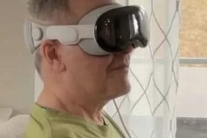 A man with ALS contols Apple products with his mind.